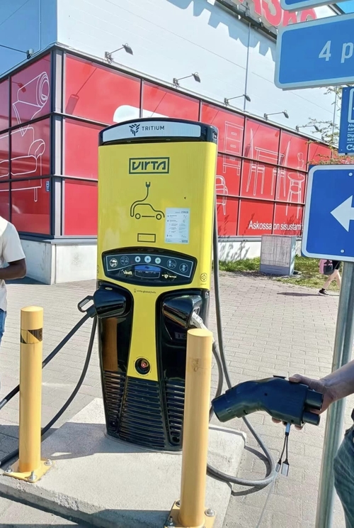 Latest company news about Laatste CCS2 naar CHAdeMO Adapter Testing op Tesla Supercharger en andere merk EV laadstation!